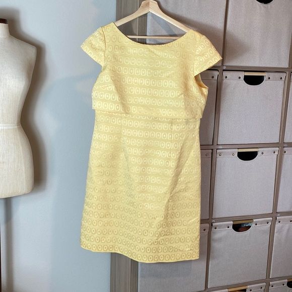 Tahari Dresses & Skirts - Tahari Retro inspired shift dress